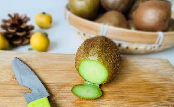 野生猕猴桃怎么催熟更甜,猕猴桃放了一个月还是硬的怎么办图5