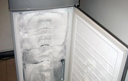 怎样清洗冰箱更干净,怎样清理冰箱后面的排水孔图1