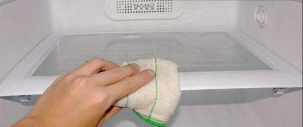 怎样清洗冰箱更干净,怎样清理冰箱后面的排水孔图3