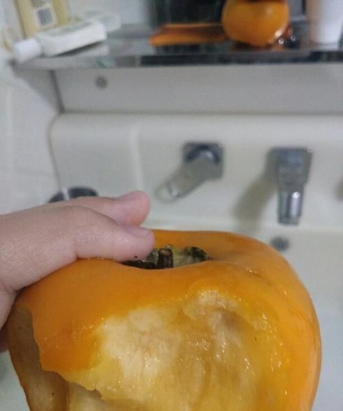 硬柿子里面很多黑色的东西能吃吗