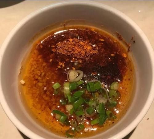 重庆火锅油碟里放的是什么油和菜