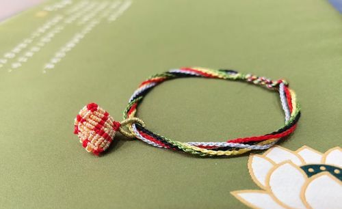 端午节大人为什么给小孩带香包和五彩绳