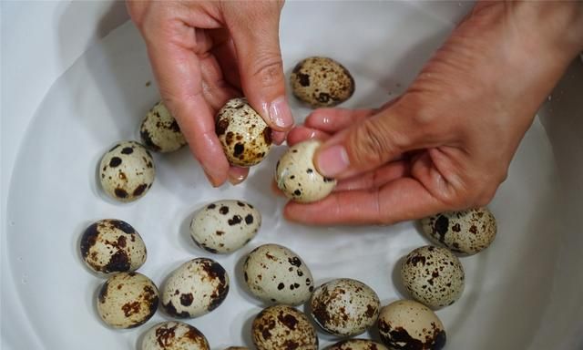 鹌鹑蛋要煮多久熟,鹌鹑蛋煮熟以后在冷水泡多久?图3