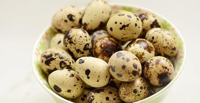 鹌鹑蛋要煮多久熟,鹌鹑蛋煮熟以后在冷水泡多久?图1