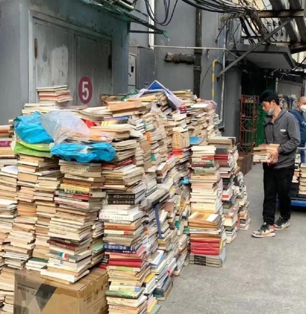 90岁大学教授半夜去捡破烂（大学教授离世藏书被当废品卖）(1)