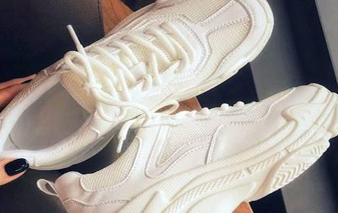 鞋子去黄有什么妙招,鞋子发黄怎么变白几个小妙招呢图1