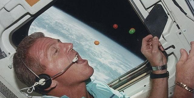 倒立着喝水水还会到胃里去吗,宇航员在太空中吃的食物会在身体里面有重力反应吗?图1