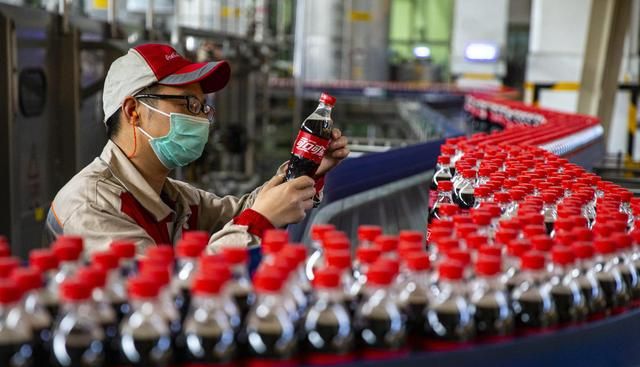 可乐最初是什么颜,可口可乐的第一个中文名为什么叫“蝌蝌啃蜡”?图2