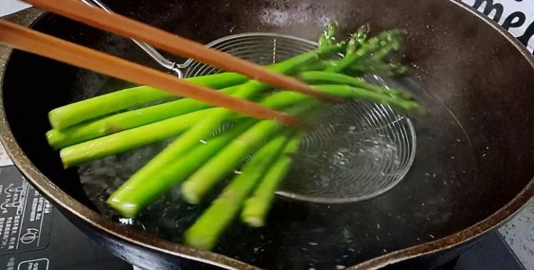 蒸芦笋要不要焯水