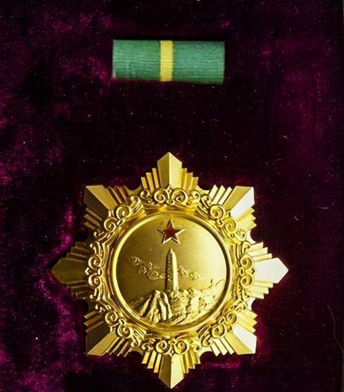 授予钟南山共和国勋章是什么材料做的