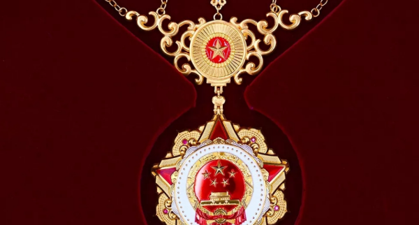 国家勋章材质为什么有的材质不一样,授予钟南山共和国勋章是什么材料做的图2