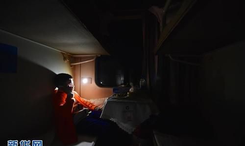 火车几点熄灯,火车卧铺几点熄灯几点开灯