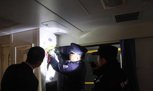 火车卧铺几点熄灯几点开灯