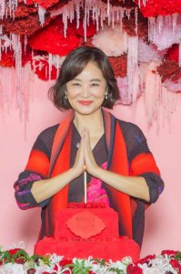 ​林青霞68岁生日照片放飞祝愿天下太平世界和平