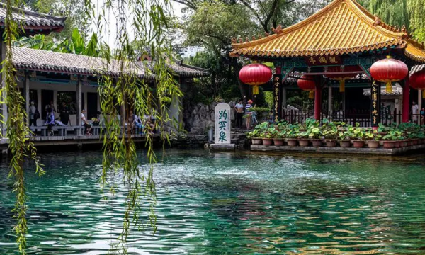 趵突泉天下第一泉的由来,为什么趵突泉能有天下第一泉的美称呢图1