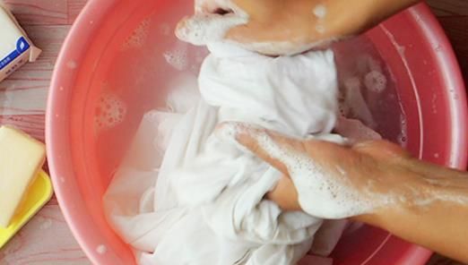 白色衣服变黄了可以用洗洁精变白不