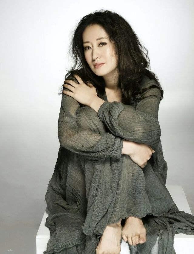 刘敏涛个人资料简介及 ：离婚8年，46岁的刘敏涛，终于迎来了她的春天