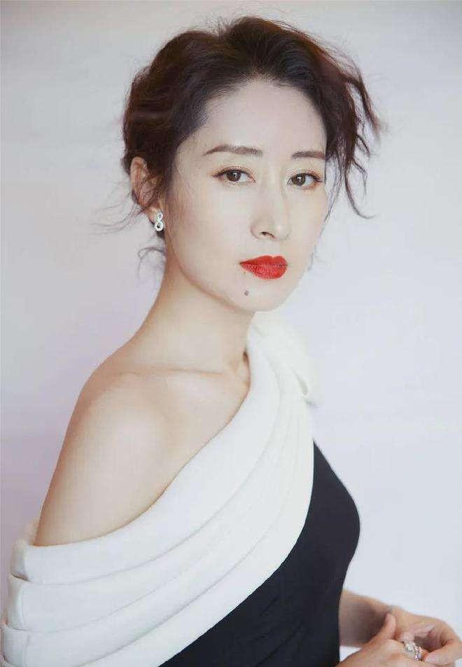 刘敏涛个人资料简介及 ：离婚8年，46岁的刘敏涛，终于迎来了她的春天