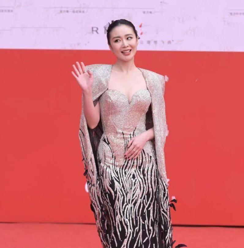 爆红5个月高叶个人资料简介，才发现，她才是最清醒的那一个