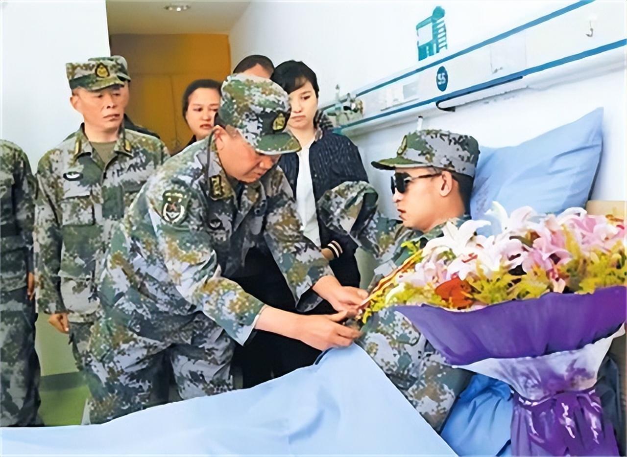 排雷英雄杜富国简介 个人资料