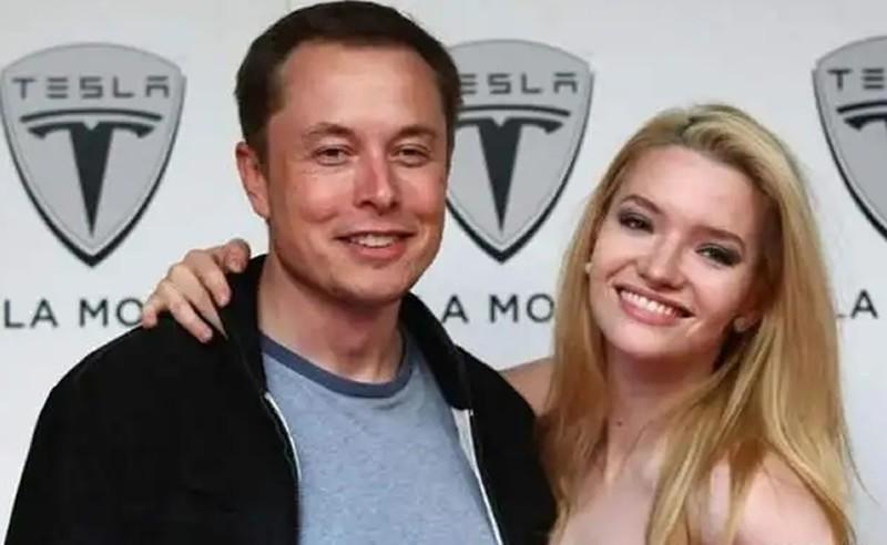 马斯克简介个人资料（51岁的马斯克：身材肥硕却女友不断，3个女人为他生了10个娃）