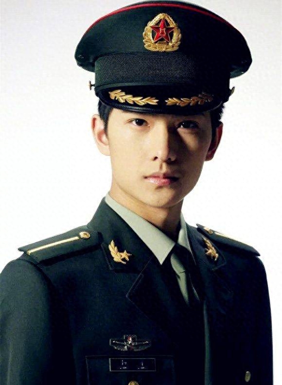 杨洋个人资料简介：从军旅到娱乐圈，从红楼梦到全职高手，他是当代青年的偶像