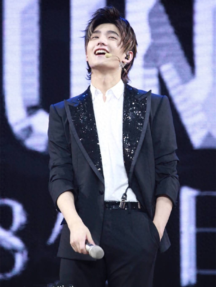 杨洋个人资料简介：从军旅到娱乐圈，从红楼梦到全职高手，他是当代青年的偶像