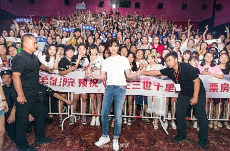 杨洋个人资料简介：从军旅到娱乐圈，从红楼梦到全职高手，他是当代青年的偶像