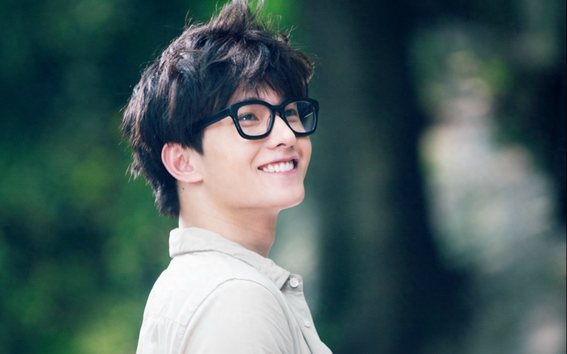 杨洋个人资料简介：从军旅到娱乐圈，从红楼梦到全职高手，他是当代青年的偶像