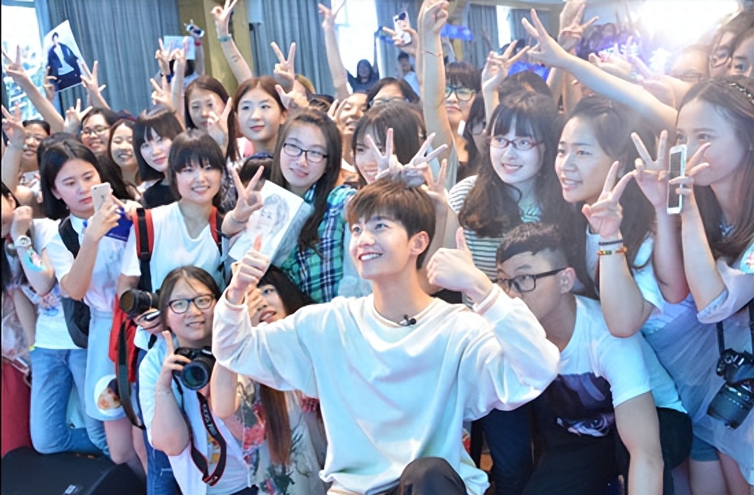 杨洋个人资料简介：从军旅到娱乐圈，从红楼梦到全职高手，他是当代青年的偶像