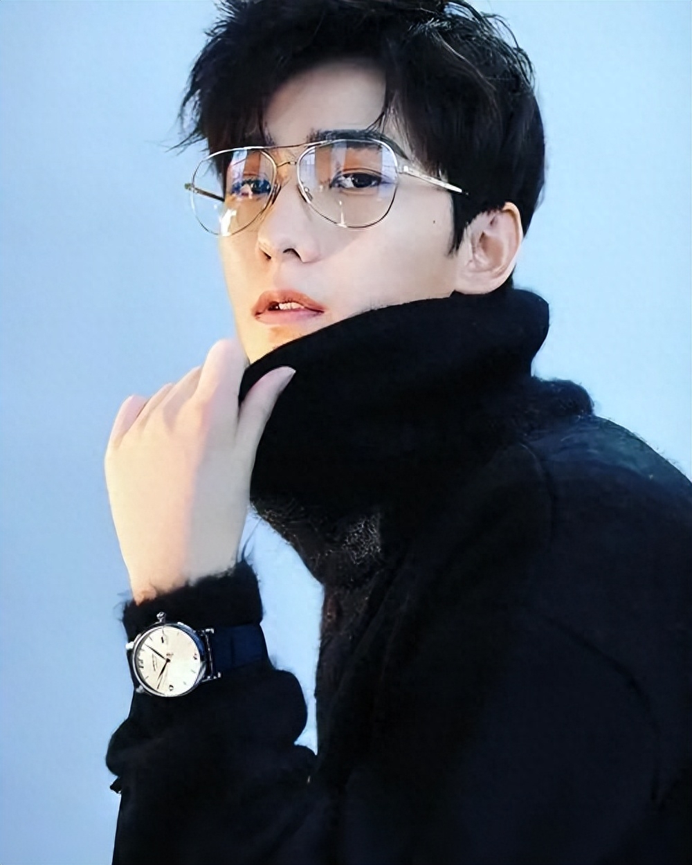 杨洋个人资料简介：从军旅到娱乐圈，从红楼梦到全职高手，他是当代青年的偶像