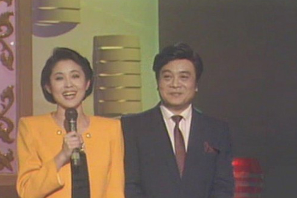 赵忠祥80岁冥寿，杨澜含泪主持怀念，遗孀和倪萍为塑像揭幕