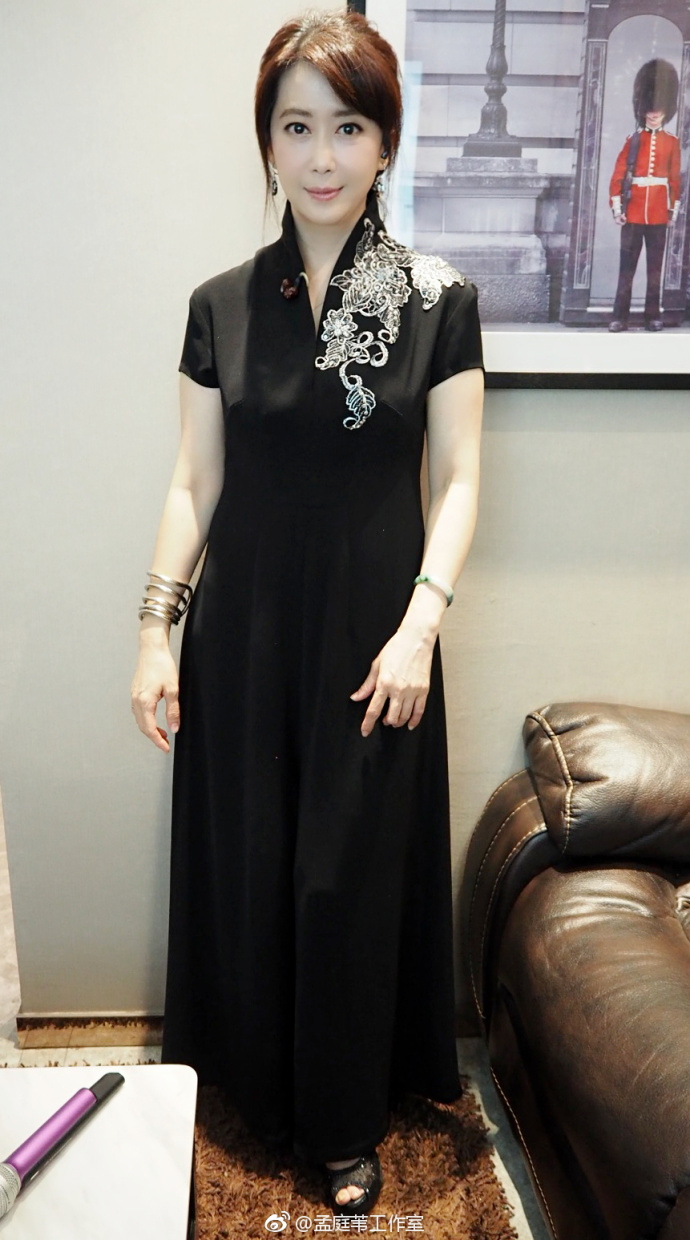 48岁孟庭苇近照，曾与杨钰莹齐名，离婚之后却被前夫狂追