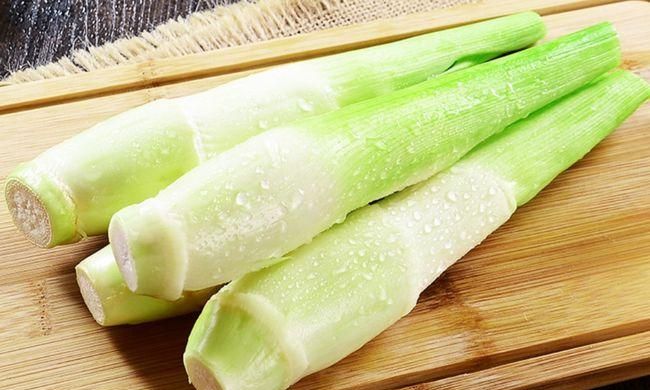 茭白剥皮后发绿能吃吗