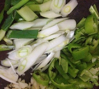 煲鸡汤时大蒜为什么会变绿色