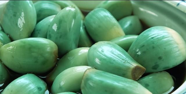 熬好的蒜泥为什么变绿