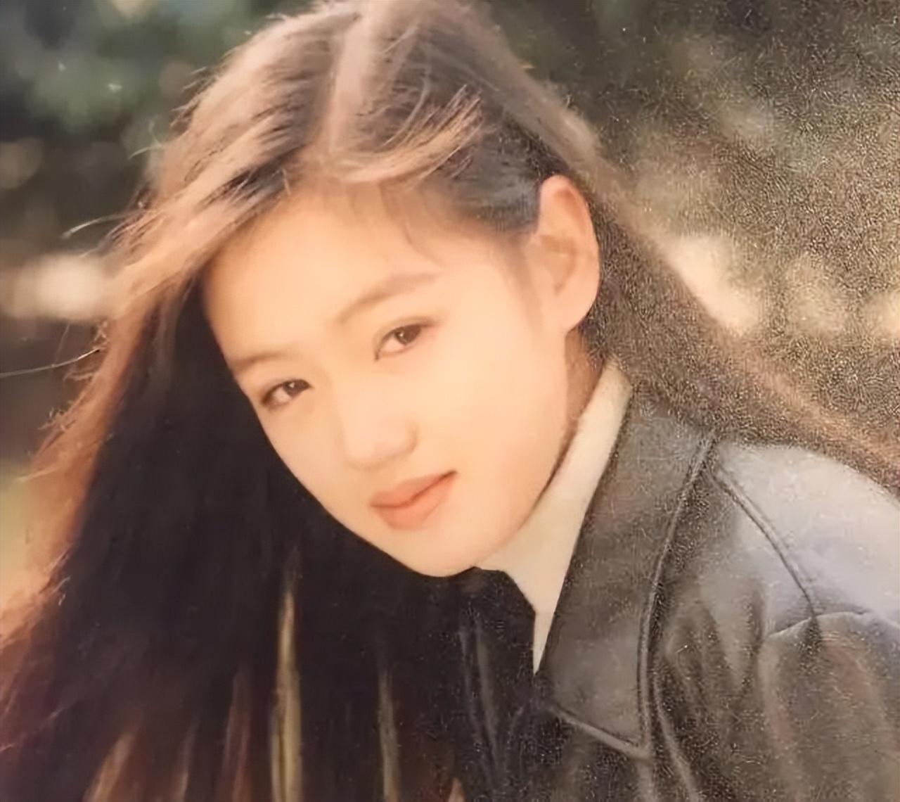 胡歌情史，3个真爱7个绯闻，10个女人画出半生风流感情线…