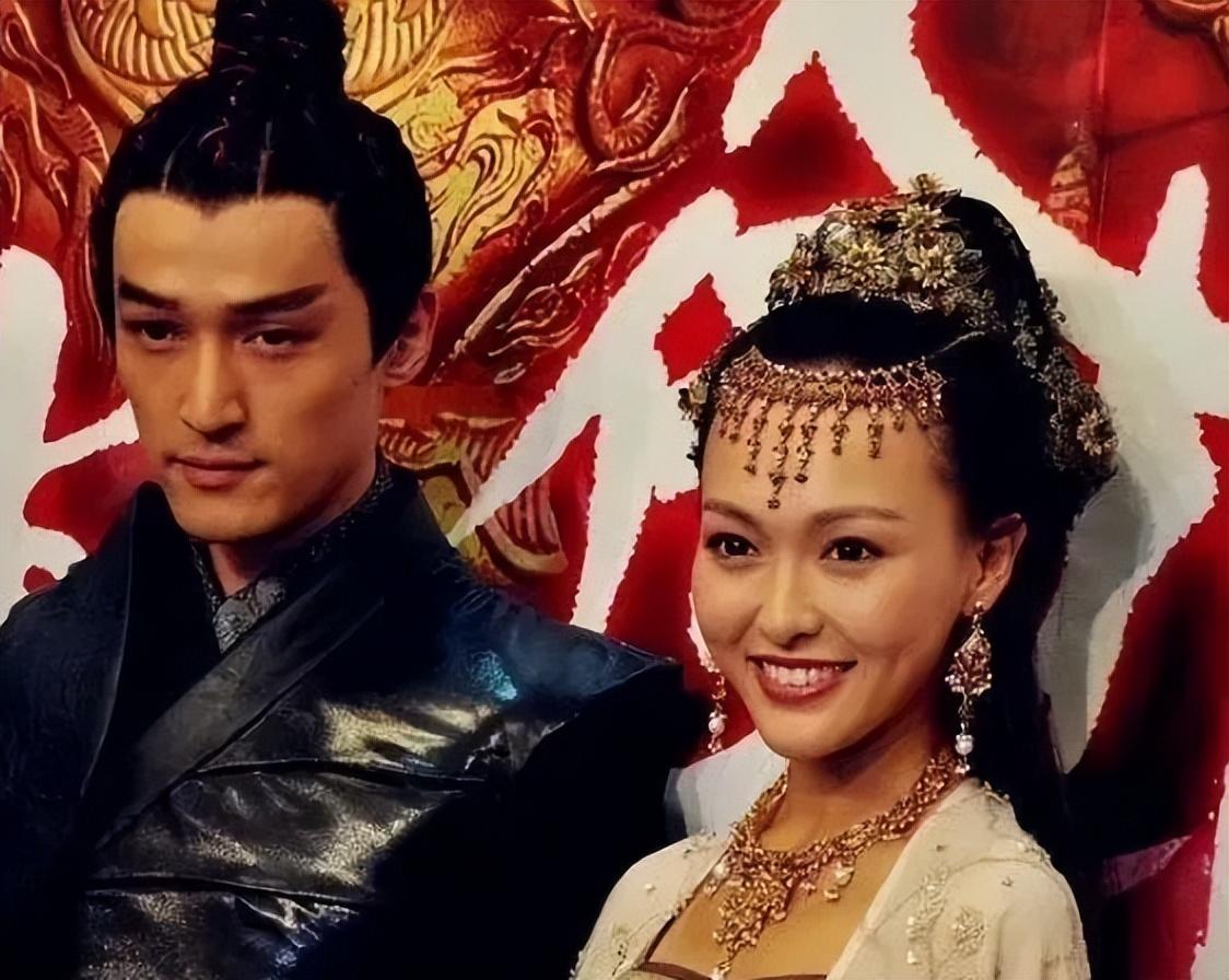 胡歌情史，3个真爱7个绯闻，10个女人画出半生风流感情线…