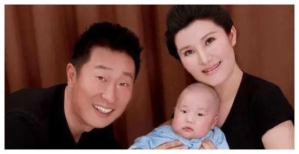 林永健：因事业痛失两个孩子，41岁得子后加倍疼爱，风光背后是泪