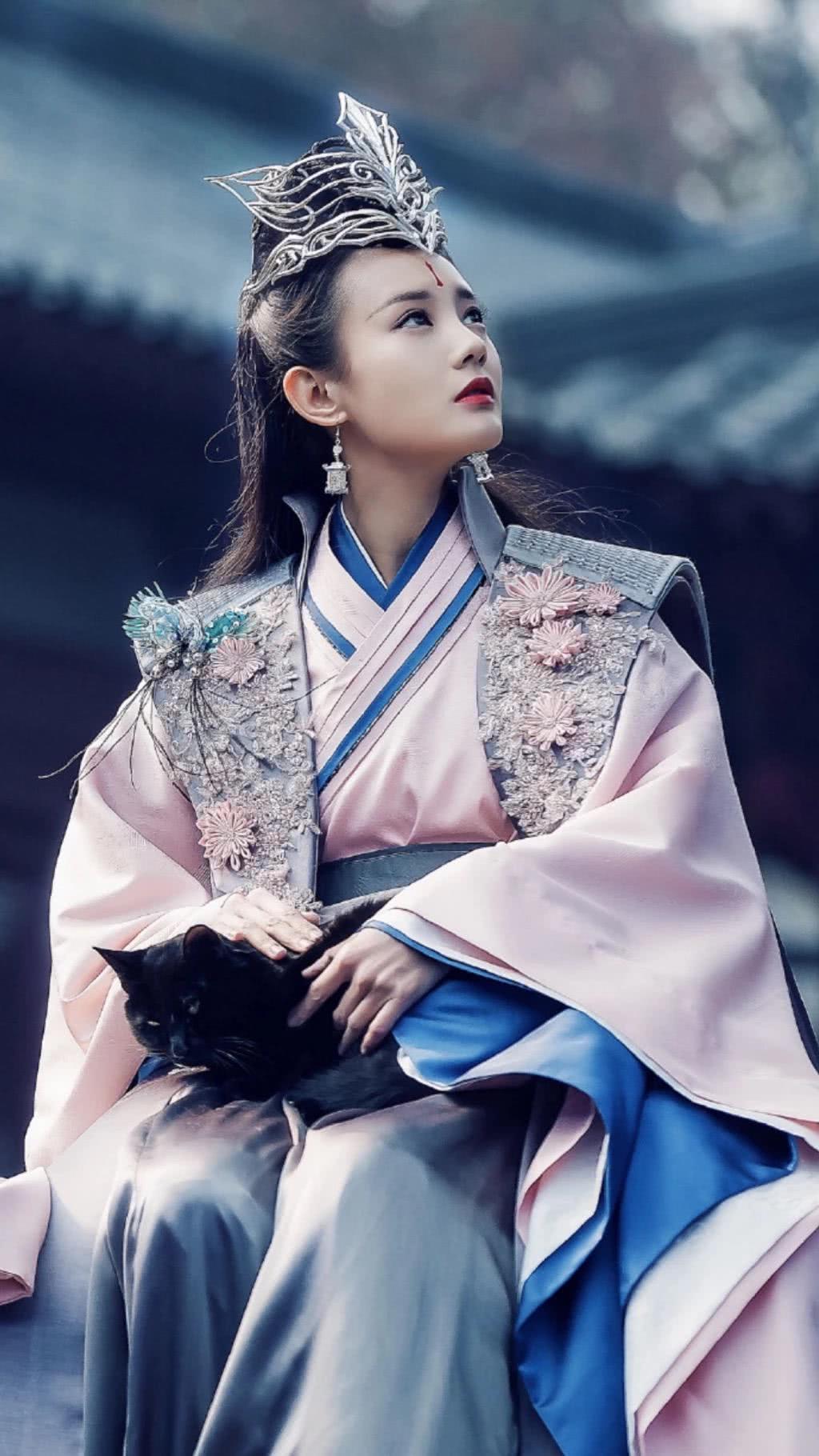 搭档杨洋、李现、张译等顶流的李一桐，三年14部女一，她为何不火？