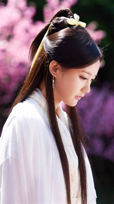 搭档杨洋、李现、张译等顶流的李一桐，三年14部女一，她为何不火？