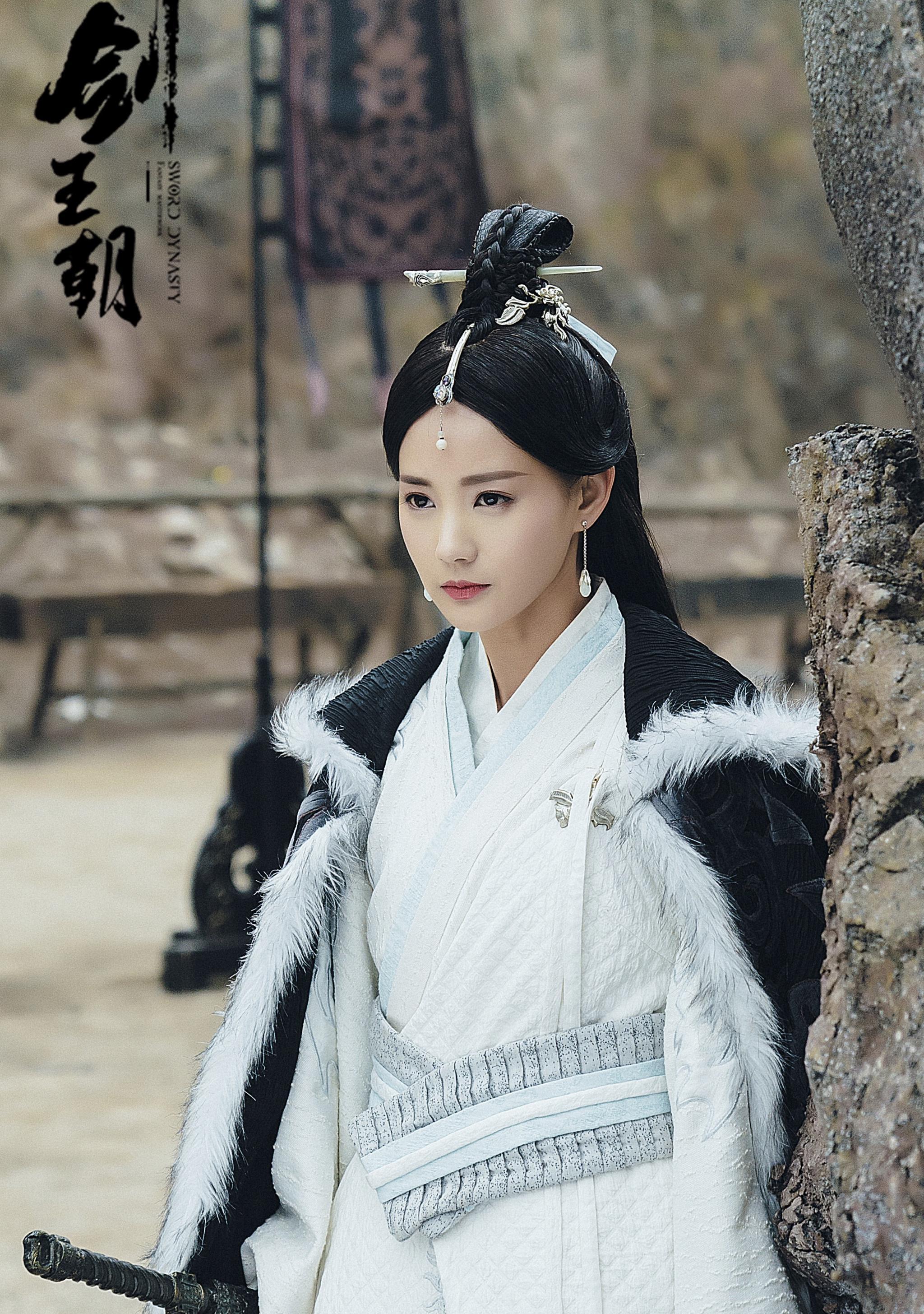 搭档杨洋、李现、张译等顶流的李一桐，三年14部女一，她为何不火？