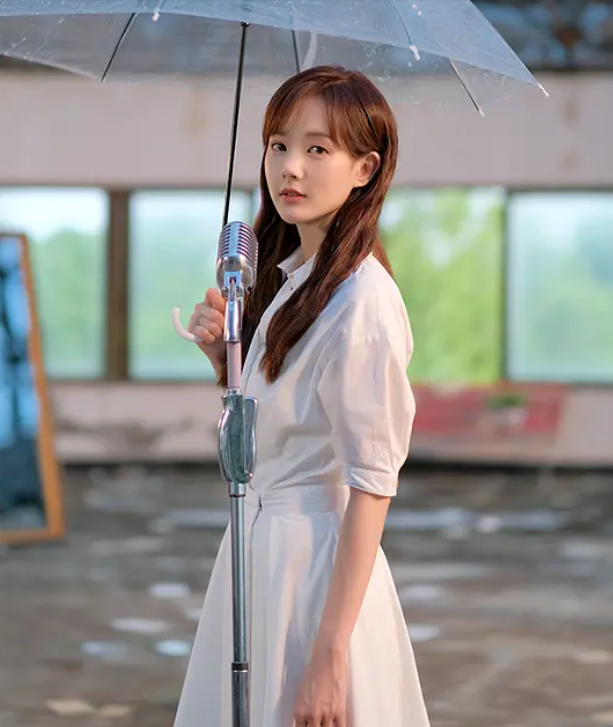 搭档杨洋、李现、张译等顶流的李一桐，三年14部女一，她为何不火？