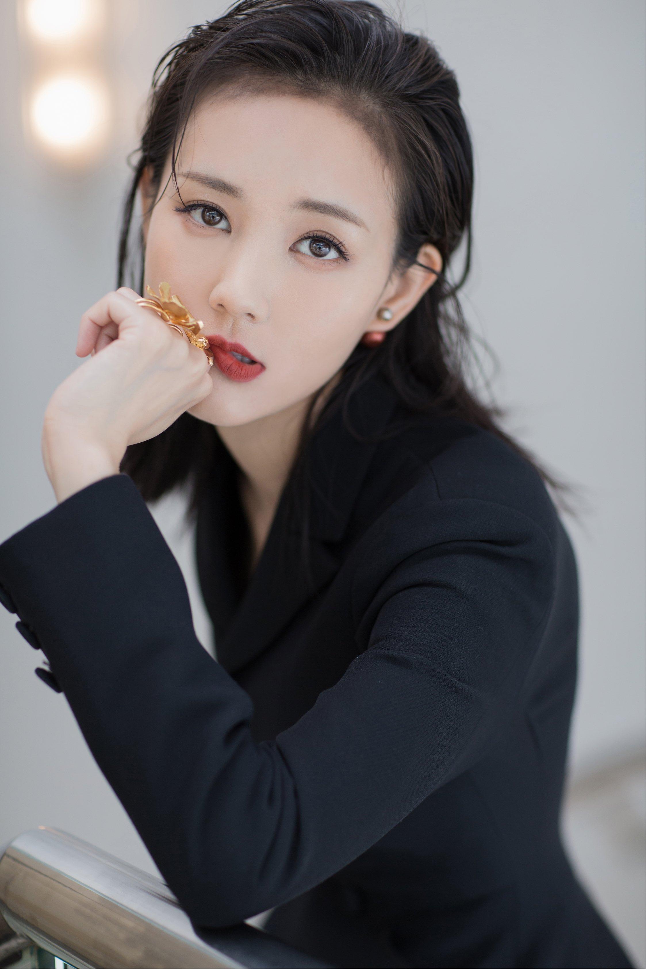 搭档杨洋、李现、张译等顶流的李一桐，三年14部女一，她为何不火？