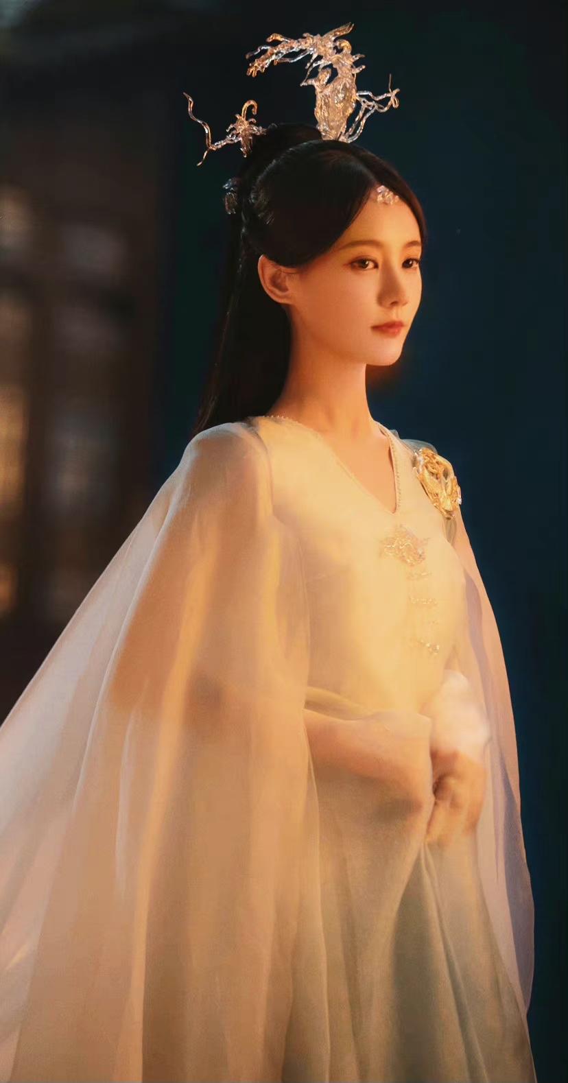 搭档杨洋、李现、张译等顶流的李一桐，三年14部女一，她为何不火？