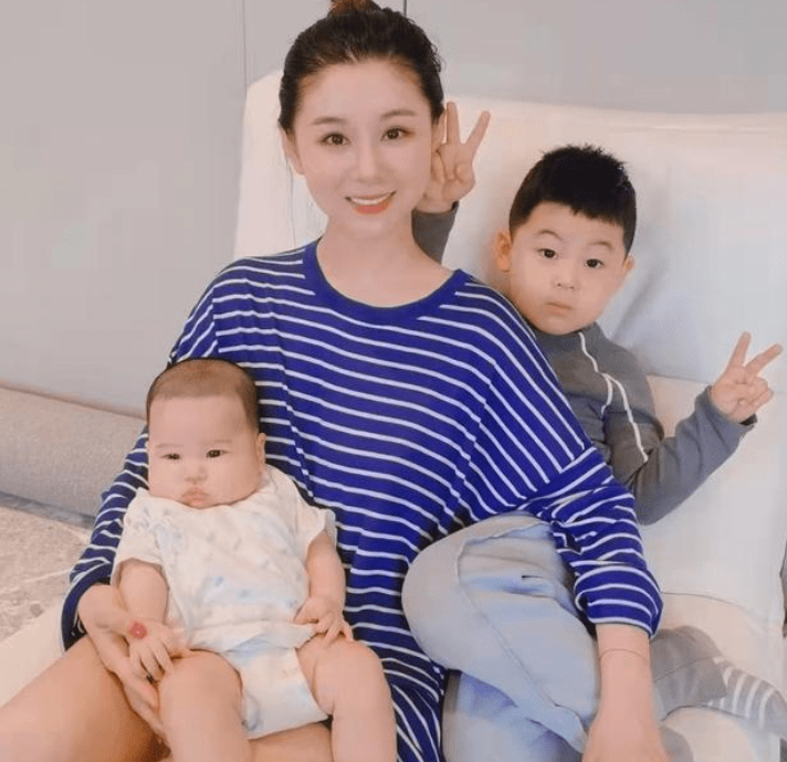 李小萌资料 ：嫁王雷10年生两子，37岁身材好似少女，出道20年不接吻戏