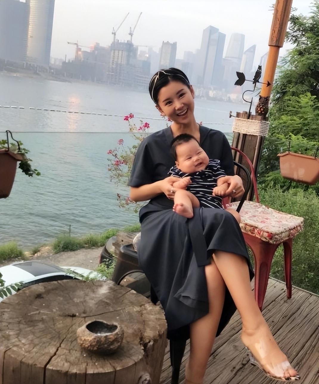 李小萌资料 ：嫁王雷10年生两子，37岁身材好似少女，出道20年不接吻戏