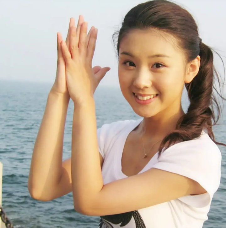 李小萌资料 ：嫁王雷10年生两子，37岁身材好似少女，出道20年不接吻戏