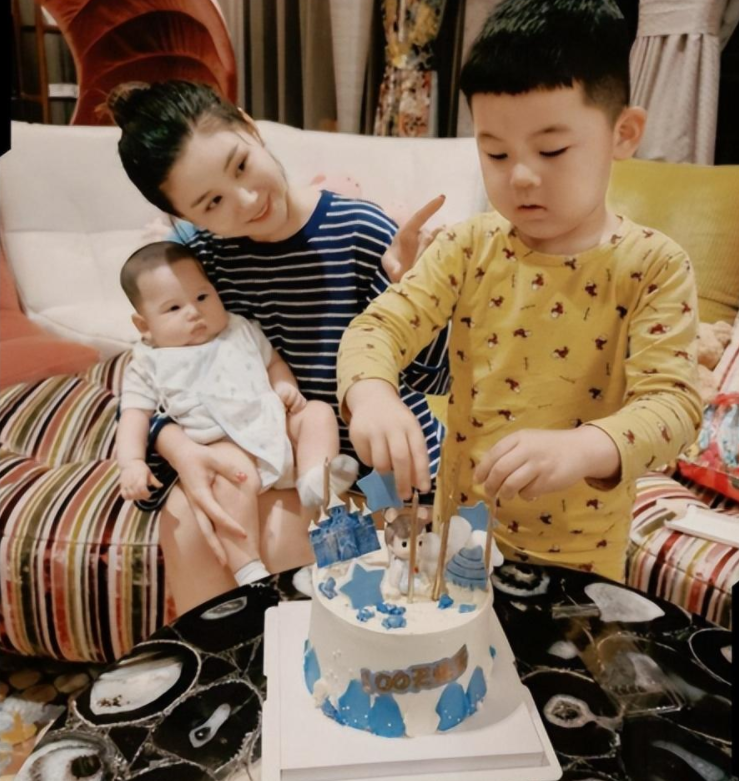 李小萌资料 ：嫁王雷10年生两子，37岁身材好似少女，出道20年不接吻戏