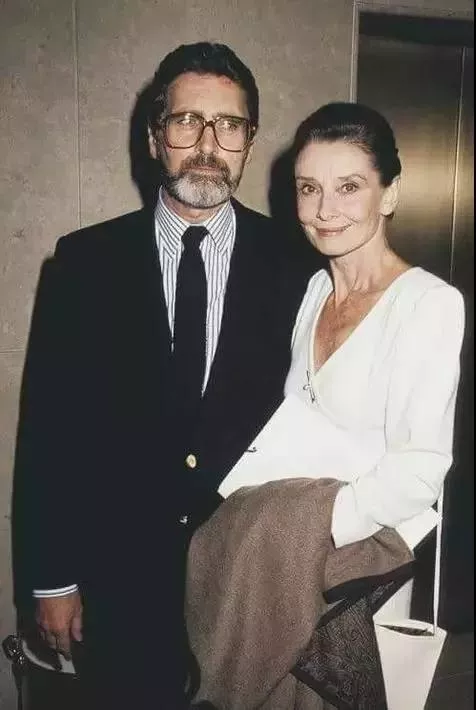 奥黛丽·赫本数次离婚，流产，她凭什么还被奉为女神？